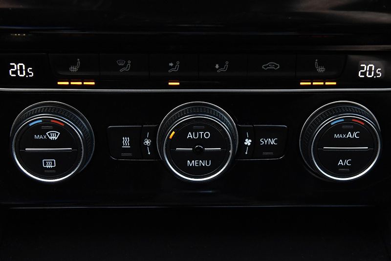 Volkswagen Passat 2.0 TDi CR HIGHLINE, NAVI, LED - fotka 30 z 50