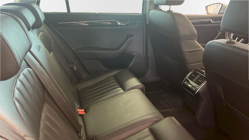 Škoda Superb (2019) kombi Laurin&Klement 2.0TDI  2 - fotka 12 z 34