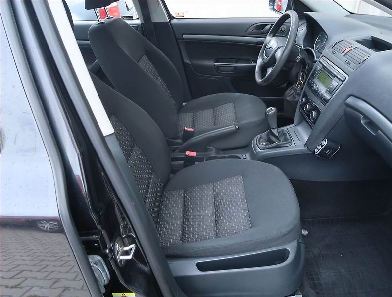 Škoda Octavia (2011) 1.6, Serv.kniha - fotka 9 z 14