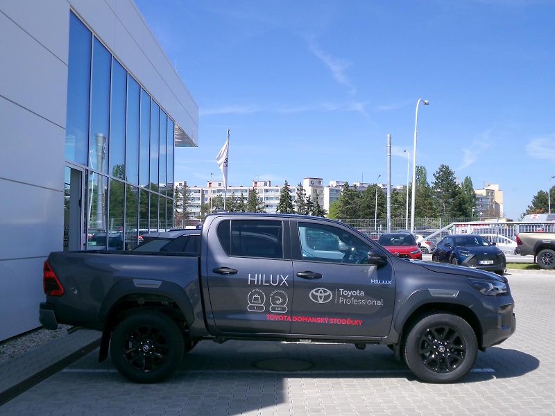 Toyota Hilux (2026) DOUBLE CAB 2,8D INVINCIBLE 4x4 - fotka 13 z 14