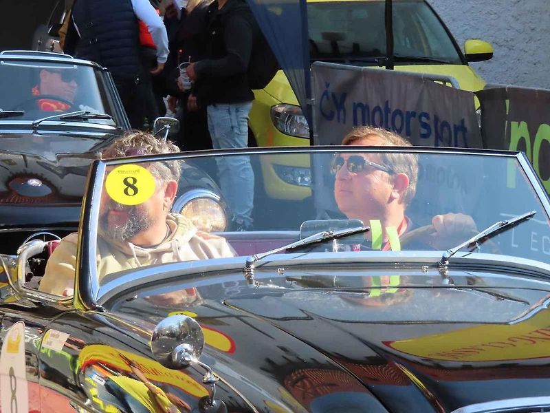 Michal a Jonáš Pavlíčkovi na startu. Rallye Spring Classic startovalo v sobotu 12. dubna dopoledne z jihočeského Tábora. Na trasu 231 kilometrů vyrazilo 100 posádek.