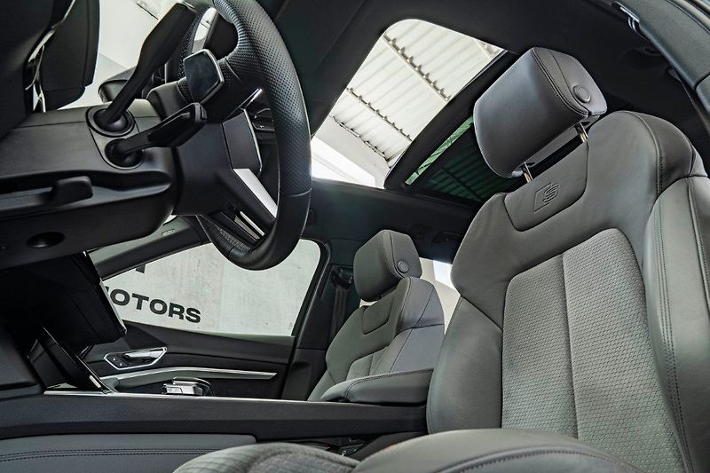 Audi e-tron 55 300kW Pano ACC 360 Tažné - fotka 18 z 42