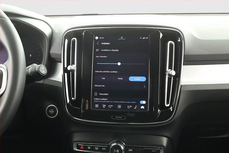 Volvo XC40 (2023) B3 - fotka 15 z 19