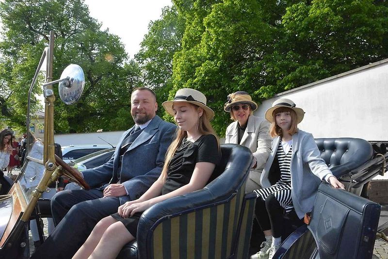 Stovka nablýskaných motocyklů a automobilů předválečné a meziválečné éry vyrazila v neděli z Horního náměstí v Přerově na spanilou jízdu regionem. Nejstarší účastnicí byla osmaosmdesátiletá Libuše Šulcová, která na trasu vyrazila na motocyklu BSA 770 se s