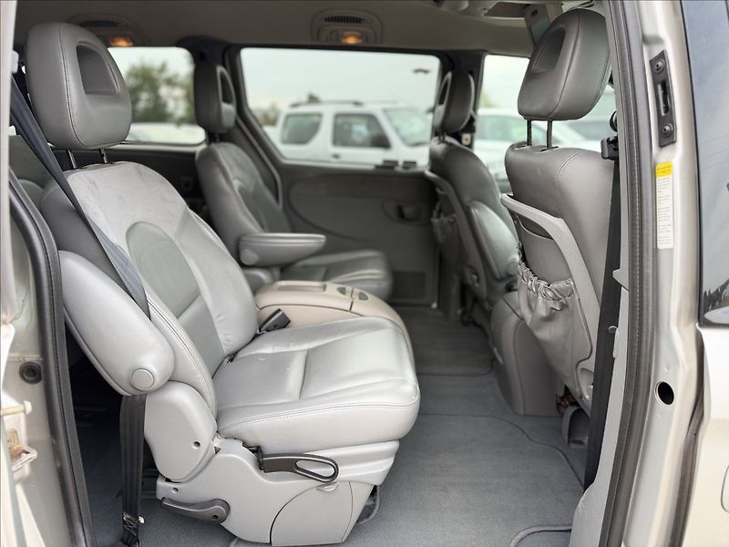 Chrysler Grand Voyager 3,3 V6 128kW A/T 7MÍST - fotka 19 z 26