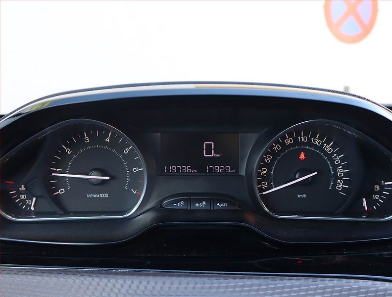 Peugeot 2008 (2014) 1.6 VTi, Tempomat - fotka 11 z 16