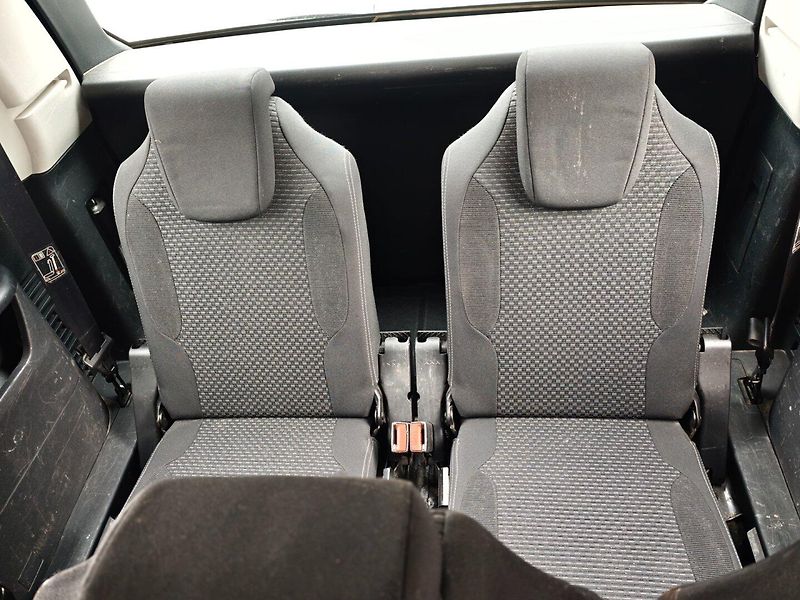 Citroën Grand C4 Picasso (2009) 1,6 TDI 80 KW 7Míst - fotka 16 z 32