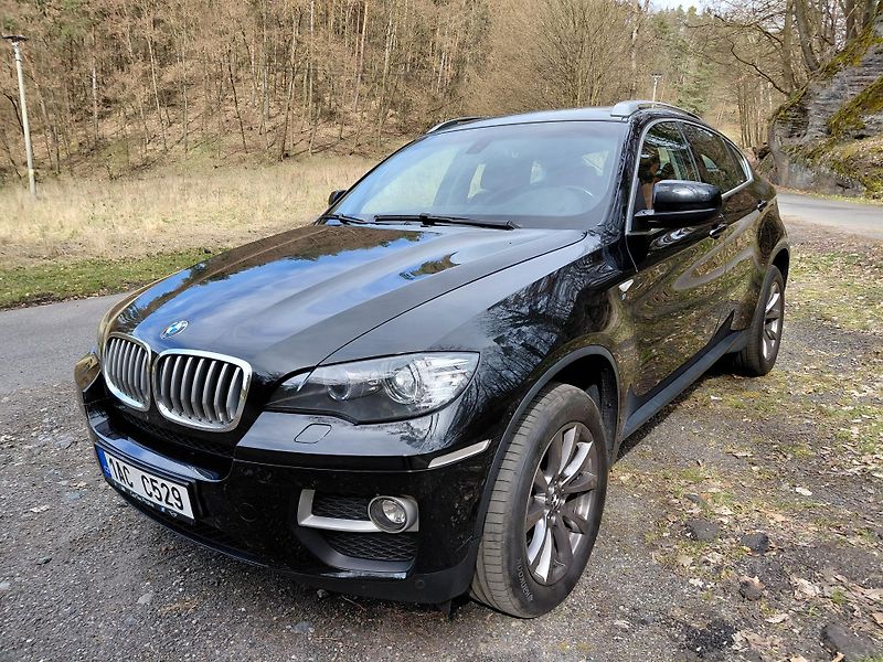 BMW X6 (2013) Pěkný stav, málo najeto - fotka 1 z 27