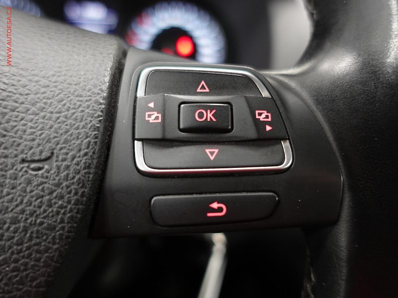 Volkswagen Touran (2011) 1.6TDI, Klima - fotka 16 z 22
