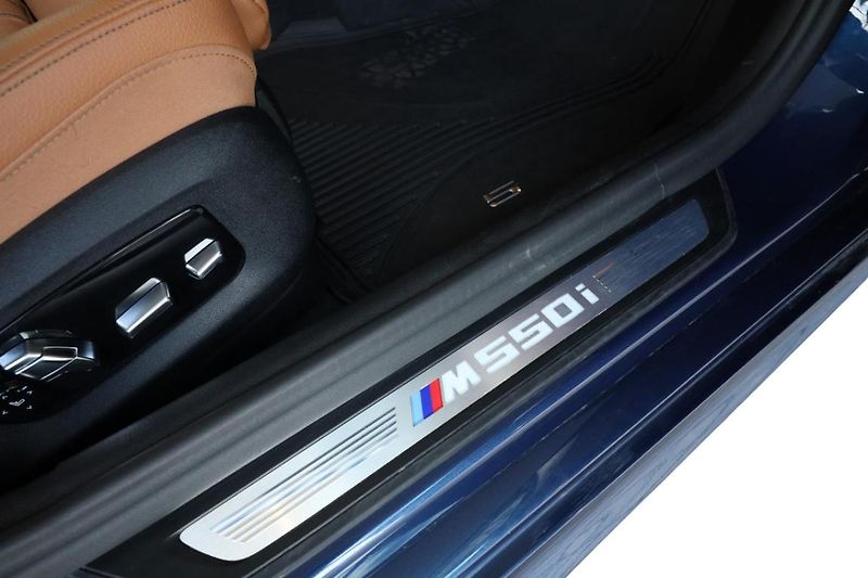 BMW Řada 5 M550i xDrive - fotka 23 z 30