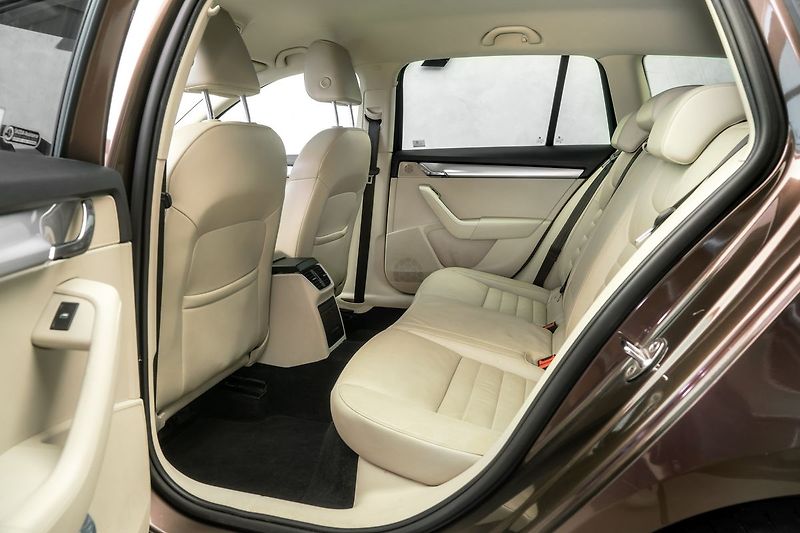 Škoda Octavia Combi 2,0TDI 4x4 Navi kůže - fotka 13 z 19