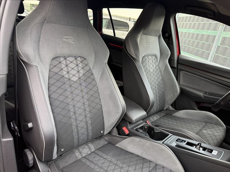 Volkswagen Golf VIII 1.5 TSI R-Line DSG - fotka 18 z 23