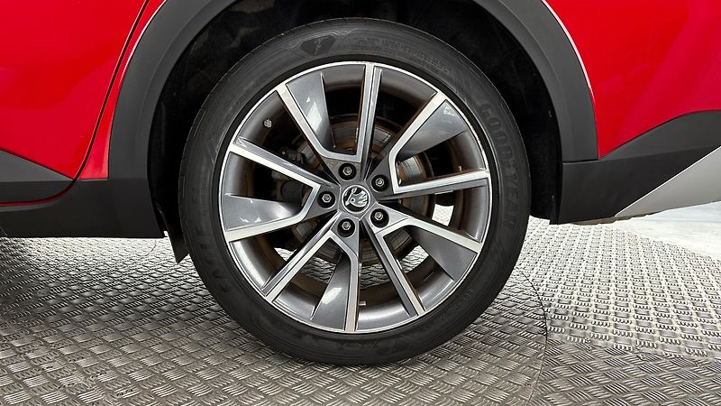 Škoda Superb 2.0 TDI DSG 4x4 Scout Combi - fotka 19 z 35