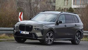 Velké SUV je překvapivě schopné i na zatáčkovitých silnicích
