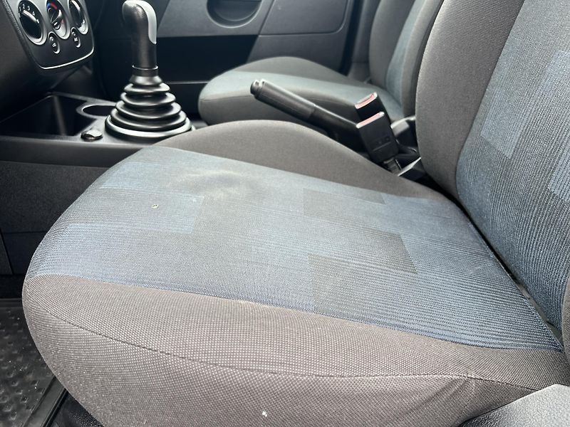 Ford Fiesta 1.3i 51Kw ČR TAŽNÉ KLIMA - fotka 11 z 36