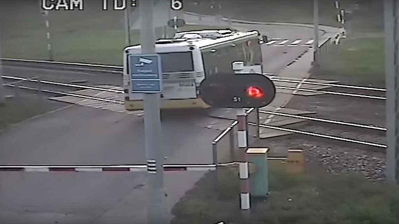 Tento střet vlaku s autobusem dopadl naštěstí bez zranění.
