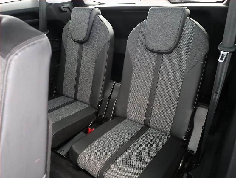 Peugeot 5008 (2018) 1.6 THP, Automat, 7 míst - fotka 18 z 21