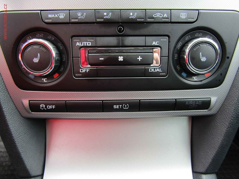 Škoda Octavia (2011) 2.0 TDi, 1.maj, AC, park - fotka 13 z 17