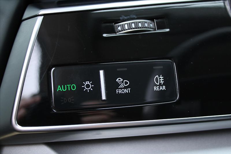 Audi Q8 55TFSi 250kW QUATTRO S-LINE ČR - fotka 23 z 31