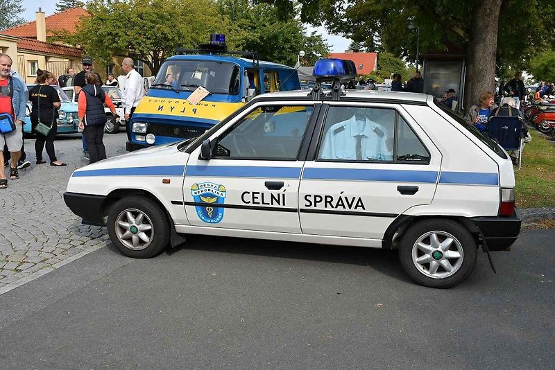 Na tradiční Lidický okruh dorazily desítky historických automobilů a motocyklů, které obdivovali návštěvníci z Kladna i širokého okolí.