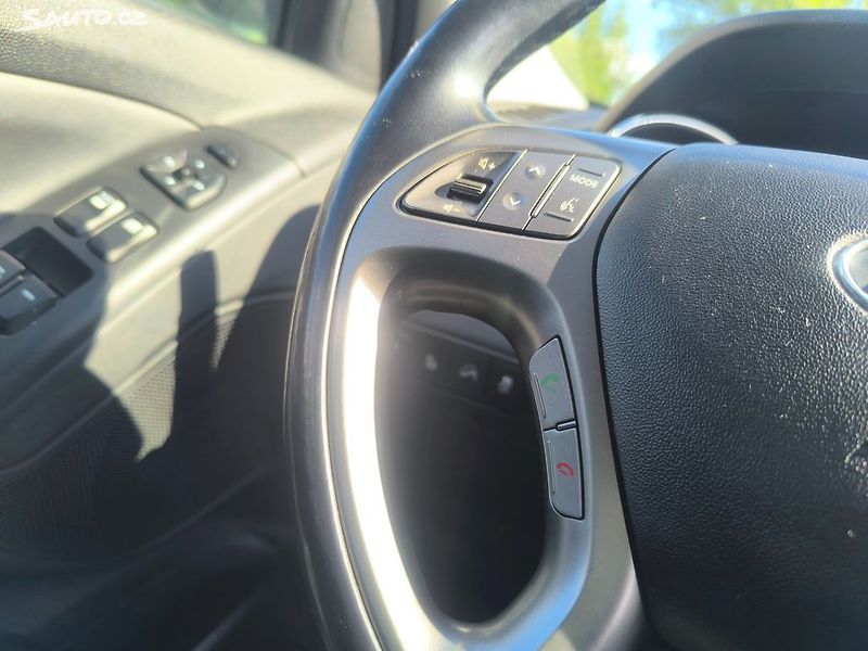 Hyundai ix35 2.0D4X4,90KM,MAX VÝBAVA,KRÁSNÝ - fotka 18 z 27
