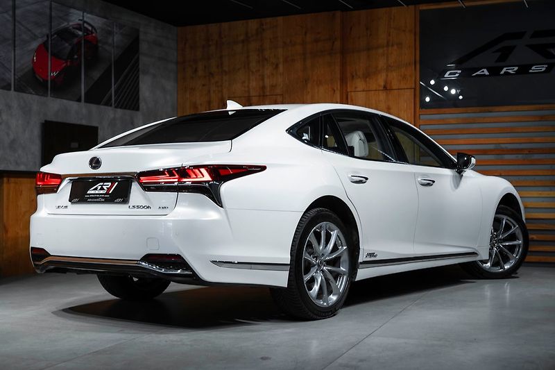 Lexus LS 500 H - fotka 30 z 30