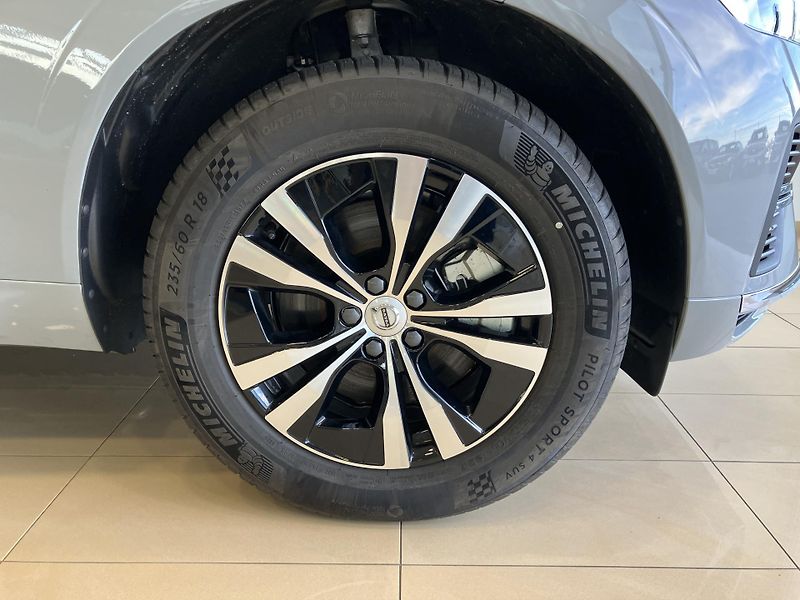 Volvo XC60 T6 eAWD Recharge Core, PANO - fotka 5 z 42