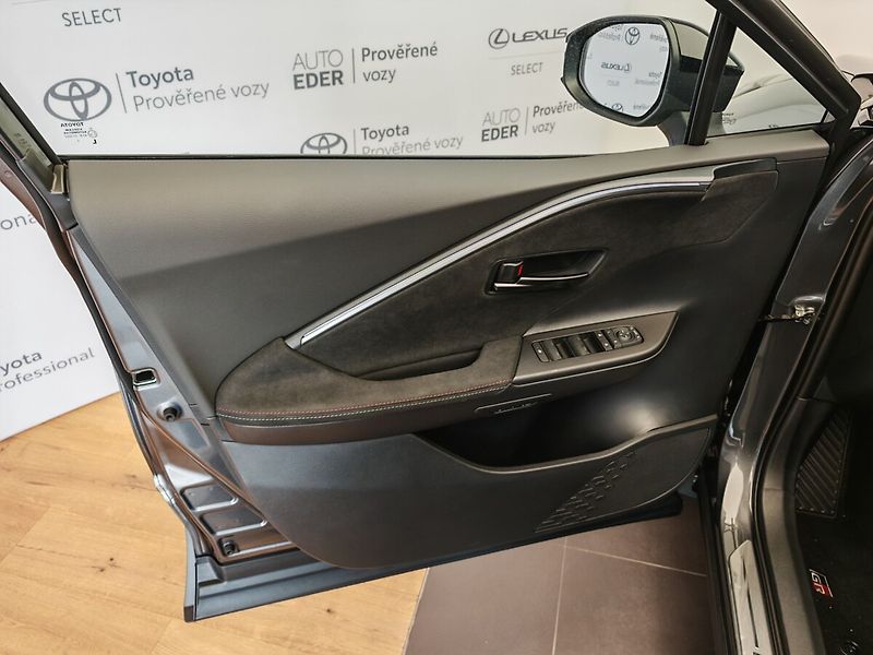 Toyota C-HR 2.0 PHEV GR SPORT - fotka 12 z 39