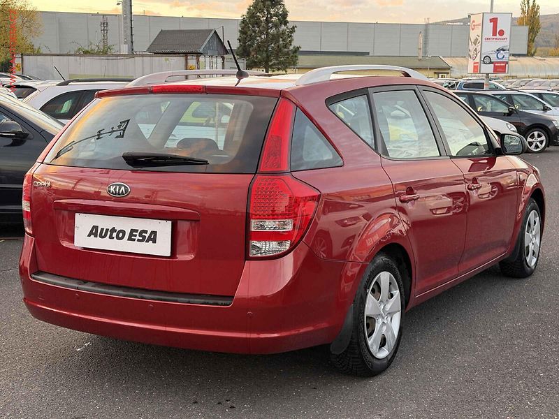 Kia Ceed (2010) 1.4CVVT, ČR, AC, park.čidla - fotka 4 z 16