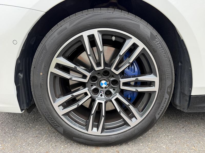 BMW Řada 5 540D xDRIVE M SPORT Individual - fotka 8 z 37