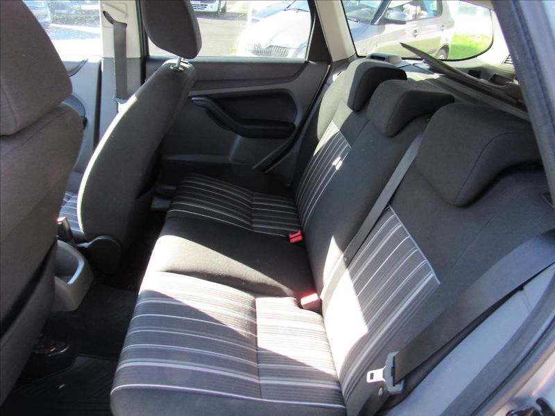 Ford Focus 1,6 74kW Combi - fotka 10 z 24