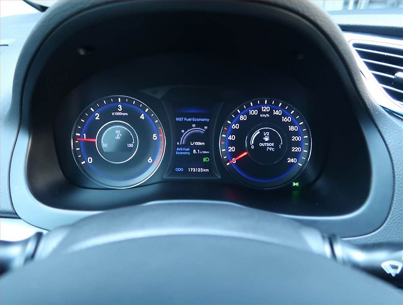 Hyundai i40 (2013) 1.7 CRDi, Navi, Xenony - fotka 11 z 17