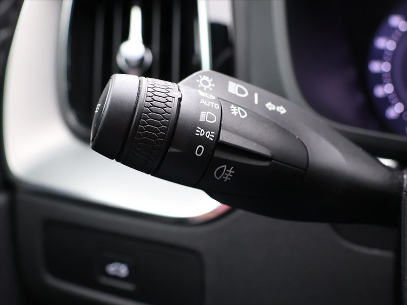 Volvo XC60 2,0 B5 AWD Plus Black Ed. AT - fotka 17 z 31