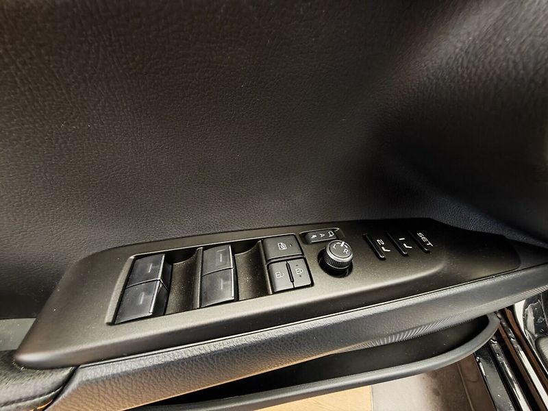 Toyota Camry 2.5 Hybrid Executive - fotka 19 z 39