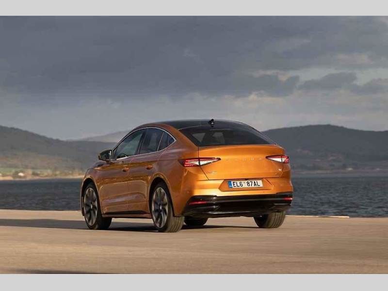 Plně elektrické SUV Škoda Enyaq Coupé iV (na snímku) se představilo v roce 2022 a vzbudilo u zákazníků velký zájem. Automobilka zrychluje svoji elektrickou ofenzivu: do roku 2026 představí tři zcela nové elektrické modely a další budou následovat.