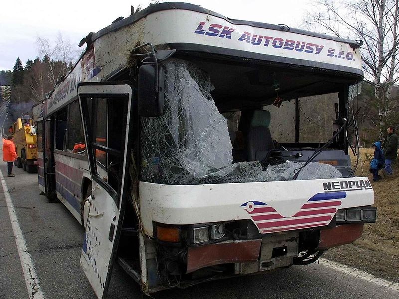 Patrový autobus Neoplan N122 sjel u Nažidel 8. března večer, kolem 20.20, ze sedmimetrového srázu, přetočil se přes střechu a zůstal ležet na levém boku. Zpátky na vozovku ho druhý den vytáhla těžká technika.
