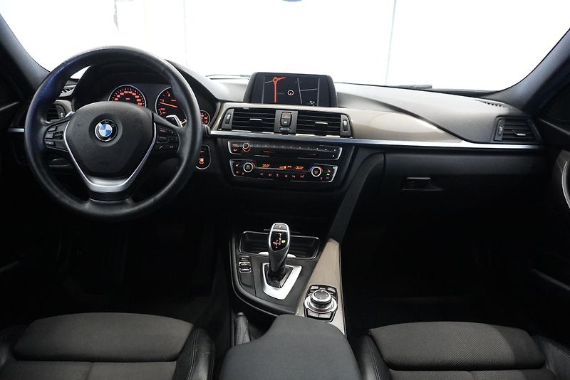 BMW Řada 3 3,0 XDRIVE AUT. - fotka 21 z 28
