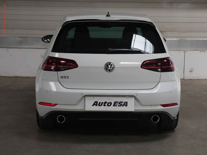 Volkswagen Golf (2017) 2.0 TSi, LED, park.čidla - fotka 5 z 20