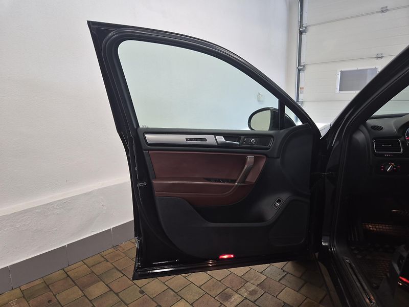 Volkswagen Touareg 3,0TDi 180kw 4x4 DSG 20ALU - fotka 28 z 41