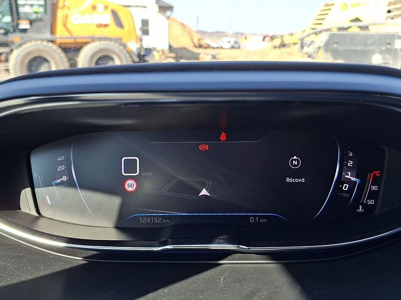 Peugeot 3008 ALLURE 1,2 PT 130k M6 - fotka 17 z 28