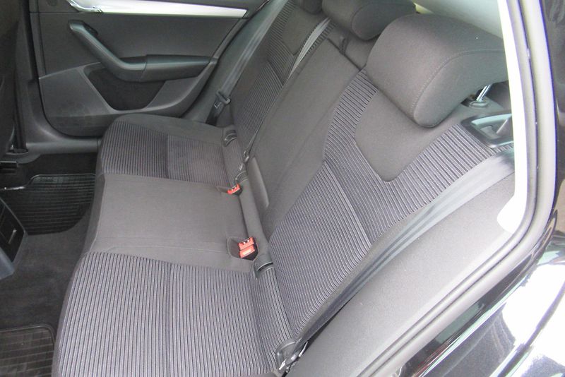 Škoda Octavia 2.0 TDI DSG NAVIGACE XENONY - fotka 21 z 27