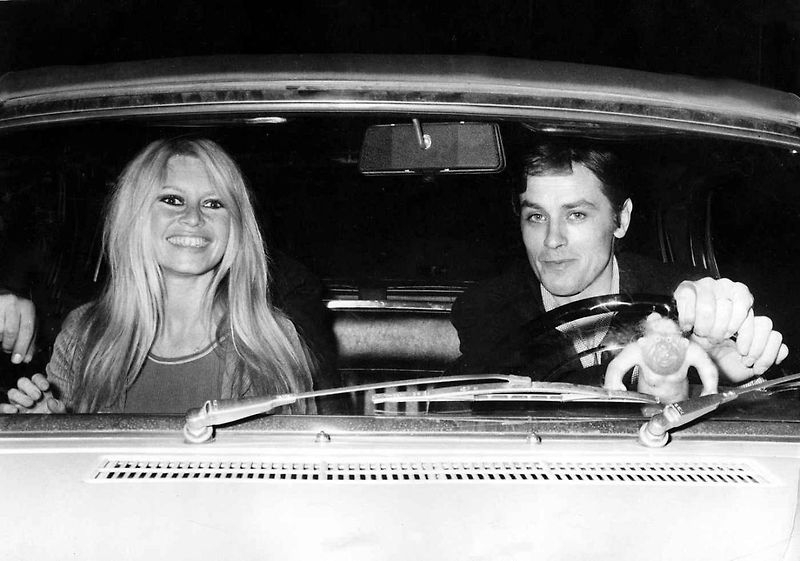 V dnešním zábavném kvízu jsme se zaměřili na automobily se kterými ve filmech účinkoval Alain Delon nebo je vlastnil.. Na snímku je Alain Delon s Brigitte Bardot.