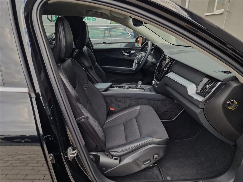 Volvo XC60 B4 145kW AWD Momentum Pro,ČR - fotka 14 z 50