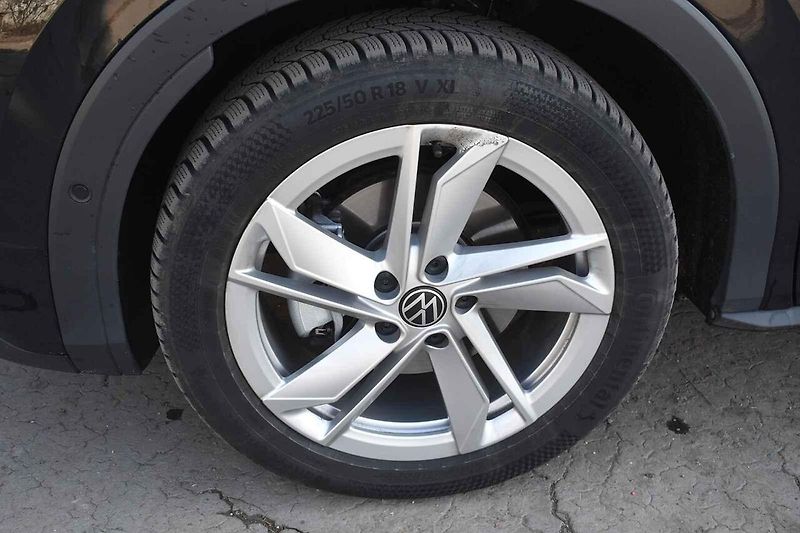 Volkswagen T-Roc je výborně jezdící menší rodinné SUV.