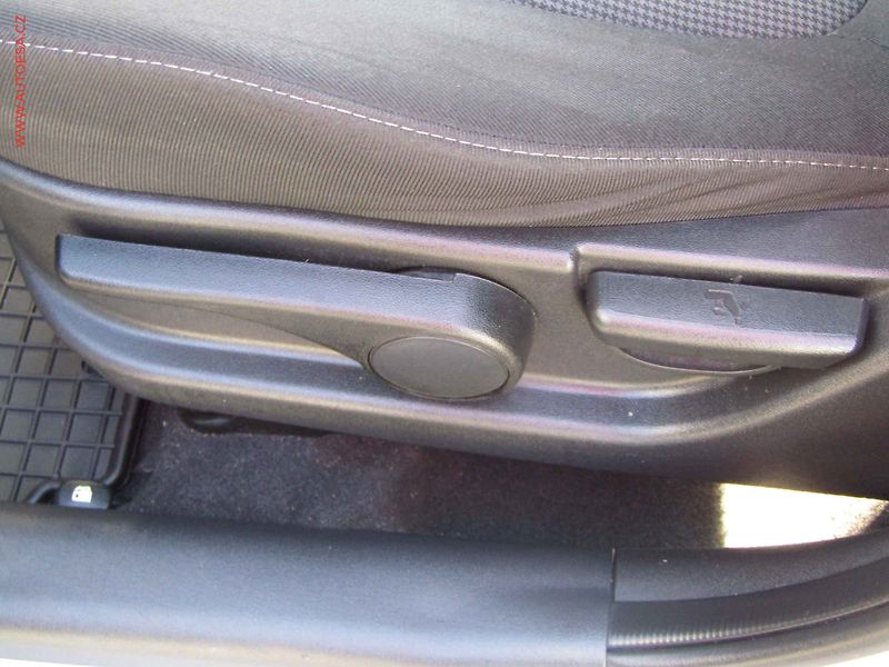Hyundai i20 (2013) 1.2i, ČR, Klima - fotka 11 z 18