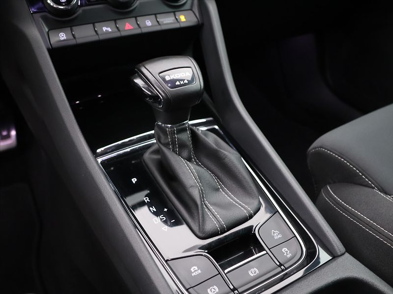 Škoda Karoq 2,0 TSI 140kW DSG CZ Sportline - fotka 23 z 33
