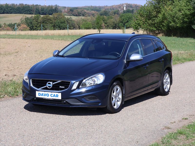Volvo V60 2,4 D4 V5 Aut. AWD R-design - fotka 3 z 32