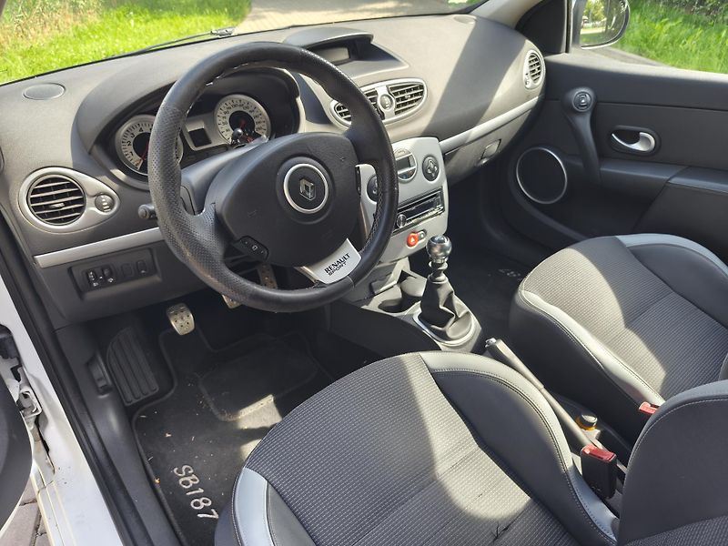 Renault Clio 1.6 GT - fotka 20 z 22
