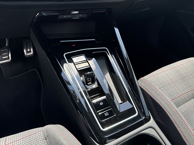 Volkswagen Golf (2023) 2.0 TSI DSG GTI - fotka 23 z 32