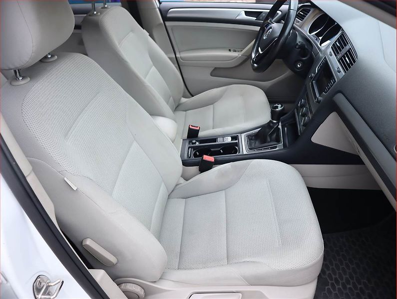 Volkswagen Golf (2015) 1.6 TDI, Tempomat - fotka 9 z 17